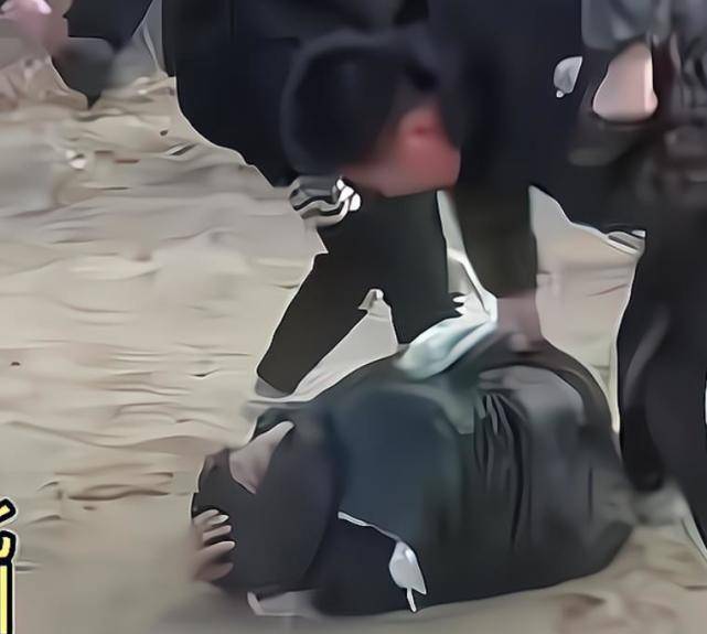 原创十几个小青年围殴一名男生河北定州再发未成年人暴力事件