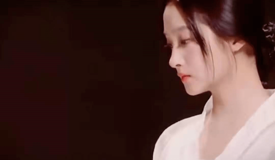 永久颜值忽高忽低的女星，鞠婧祎去掉半永久妆容，杨幂过度调整后遗症