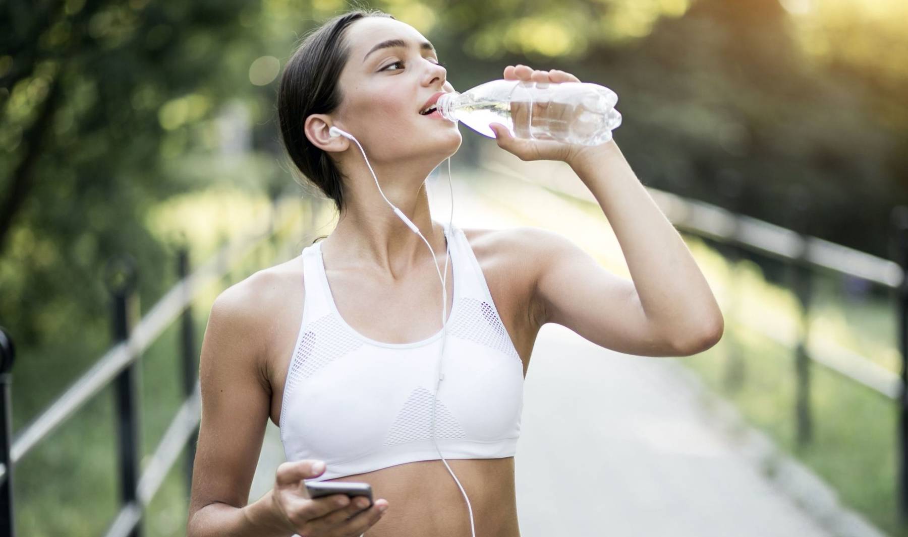 跑步时怎样补充水分，用这2种方法解决缺水难题，第1种适合大众