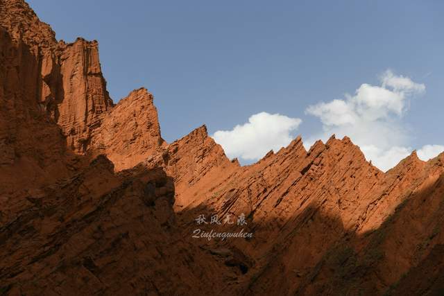 天山|红色山崖，幽静峡谷，库车感受天山神秘大峡谷的绚丽色彩