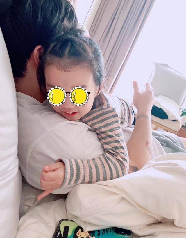 前妻 陈赫变身女儿奴，前妻许婧晒星光照超性感！离婚6年人生完全相反