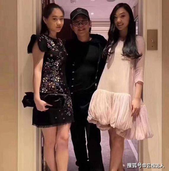 风头 李连杰女儿为妹妹庆生，穿吊带红裙太惹眼抢风头？可惜颜值不争气