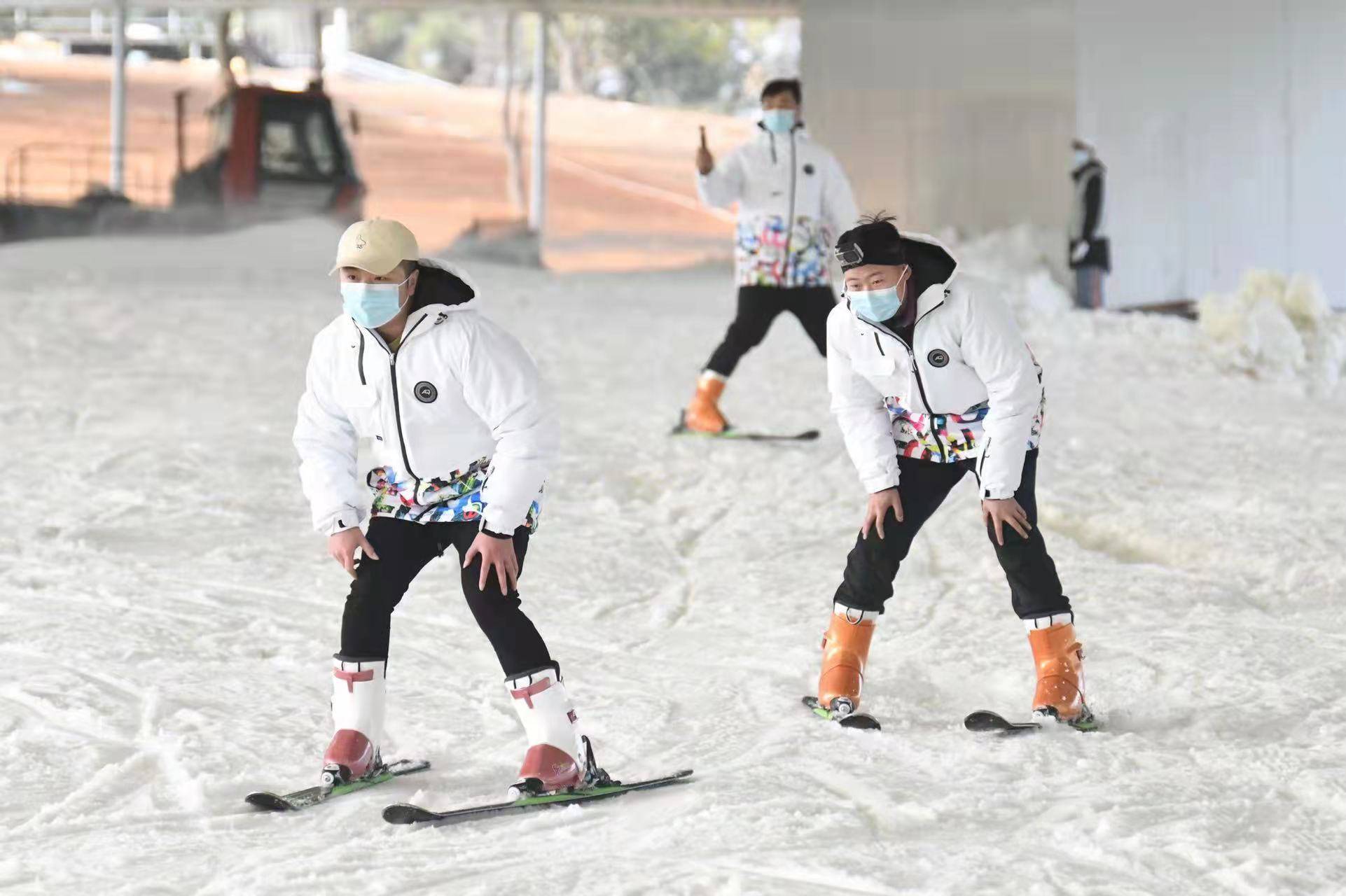 东营万象城滑雪场12月24号起正式营业_山东频道_凤凰网