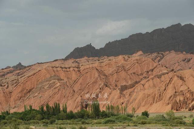 天山|红色山崖，幽静峡谷，库车感受天山神秘大峡谷的绚丽色彩