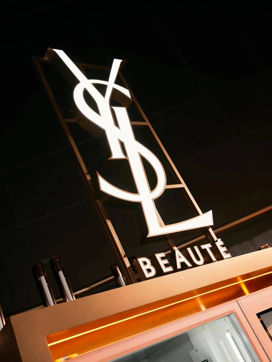 光芒限时狂欢！「YSL夜皇后之夜」闪耀登场，引爆魔都高质量夜生活！