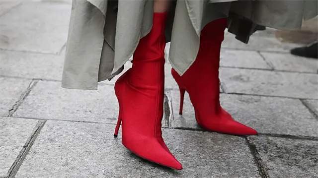 对比色 30+怎么穿出减龄又不俗气的春节氛围感，一双红靴足够了