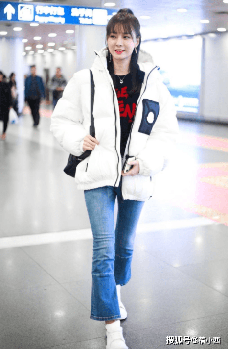 黑色 沈梦辰越来越时髦,穿米色泰迪熊大衣潮范十足,配马丁靴品位不俗