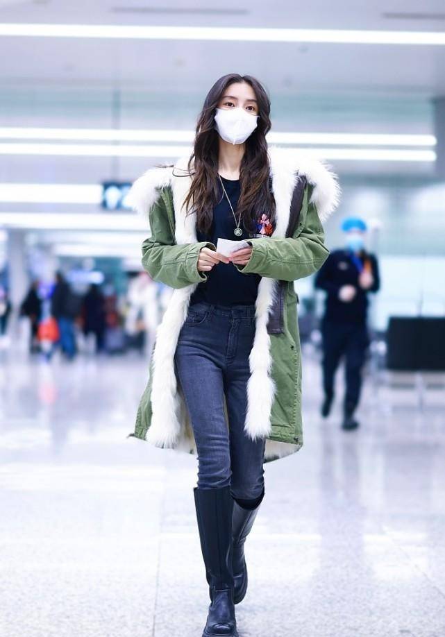 设计 杨颖穿大衣的眼光真高,军装大衣拼接毛边,配皮靴减龄还显气质