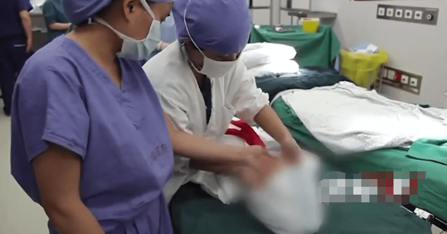 6岁女孩生命结束捐出所有器官,父母剪下一缕头发留作最后的念想_丹丹