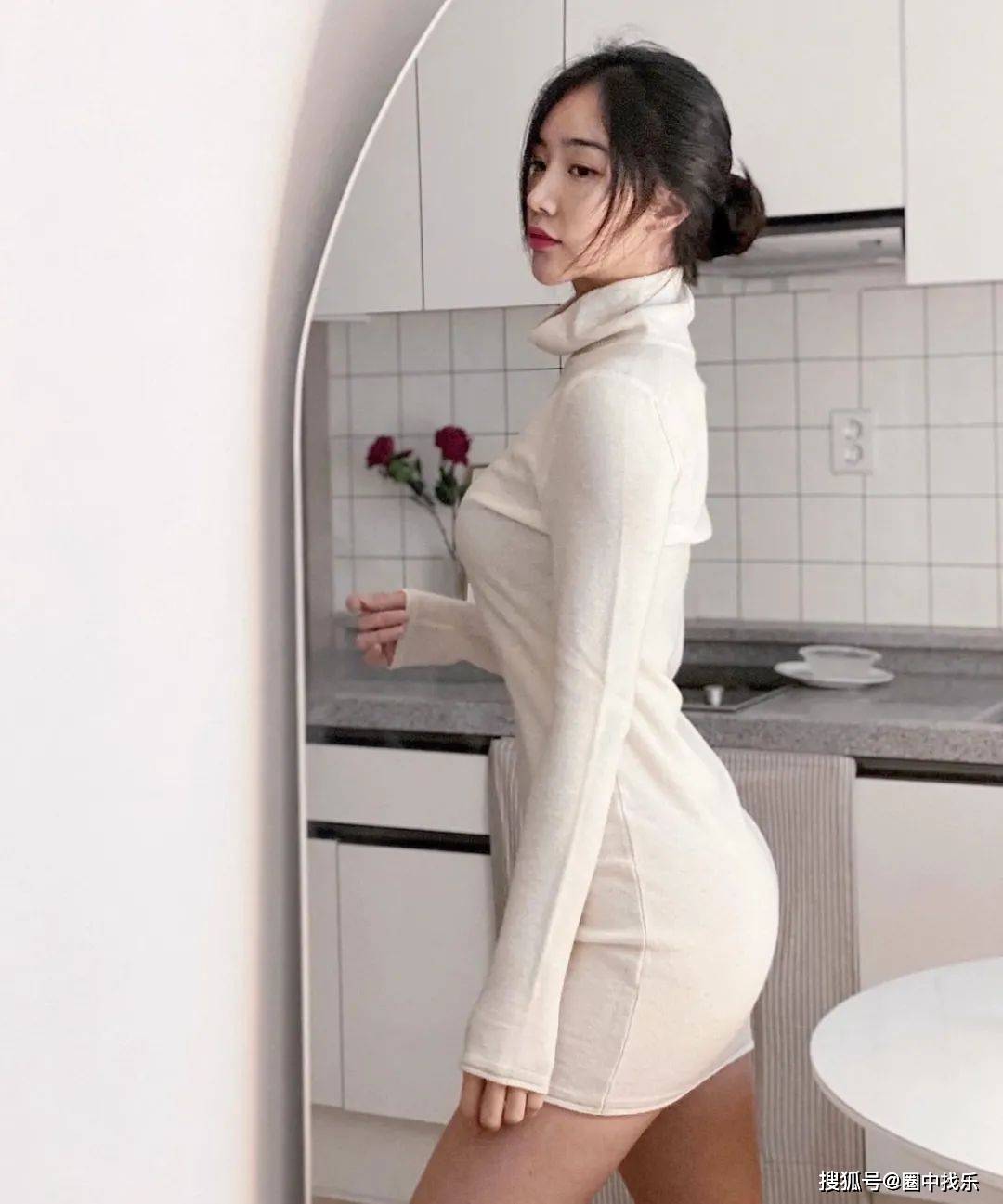 塞拉细腰翘臀、马甲线大长腿，还有温柔的颜值…网友：美炸了