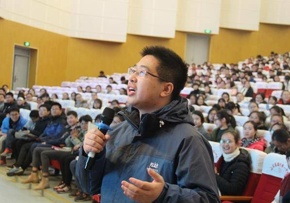 清华大学课改惹争议，700多门课程将用全英文教学，师生叫苦不迭