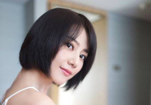 发型被高圆圆新剧发型圈粉，“一刀切短发”减龄显脸小，气质也太好了