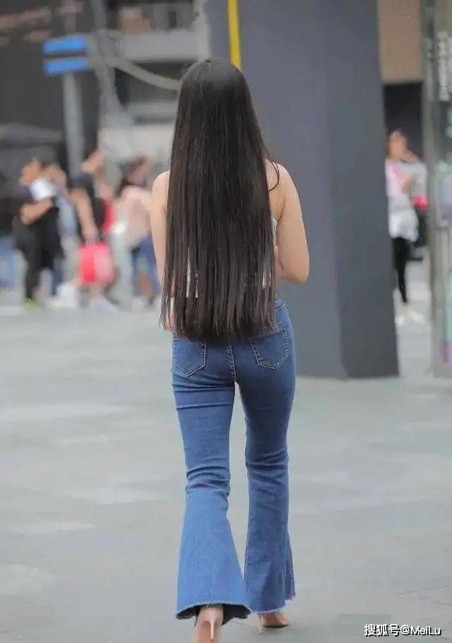 高跟鞋 浅灰牛仔打底裤搭白色高跟鞋，增加个人魅力，优雅和轻熟兼备