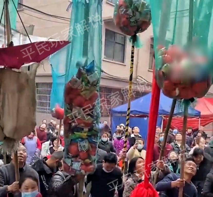 活動|新房樓頂下“零食雨”，人們制作“神器”在樓下接，持續一個小時