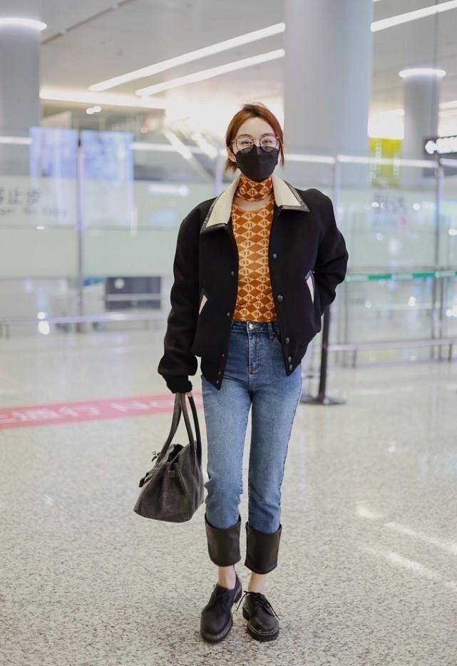 脚踝 李菲儿气质这么好,短大衣配打底衫时尚清新,露脚踝看着有点冷