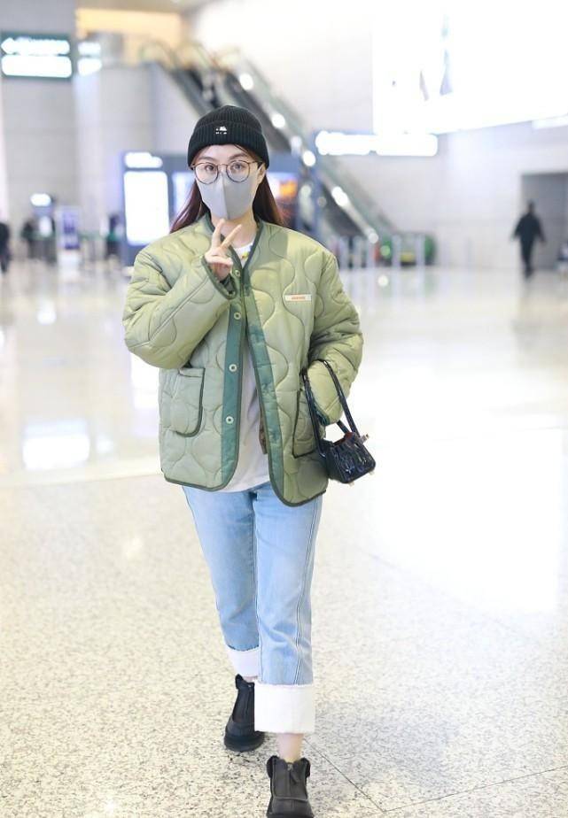 脚踝 李菲儿气质这么好,短大衣配打底衫时尚清新,露脚踝看着有点冷