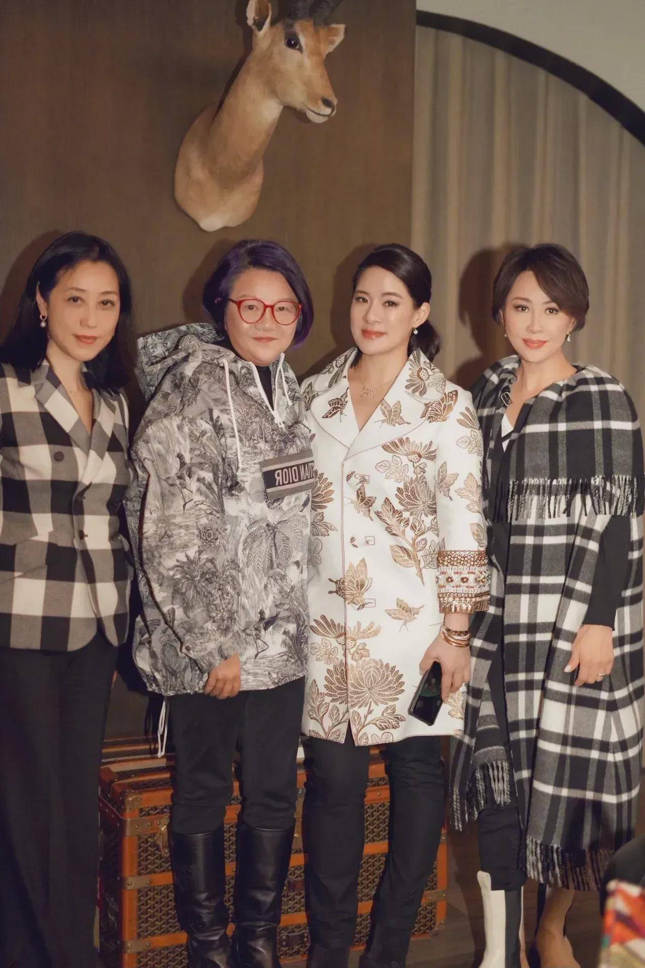 显得贵妇们合影洪荒站中间不被裁，刘嘉玲站边上，但她最漂亮有气质！