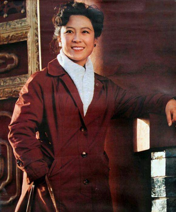 她被称作天下第一嫂,嫁同行恩爱40年,如今儿子也是演员_王馥荔_电影