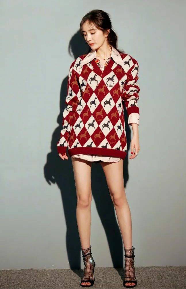 下半身 杨幂是真敢呐！上半身只穿个“蝴蝶结”，转身那刻摄影师狂按快门