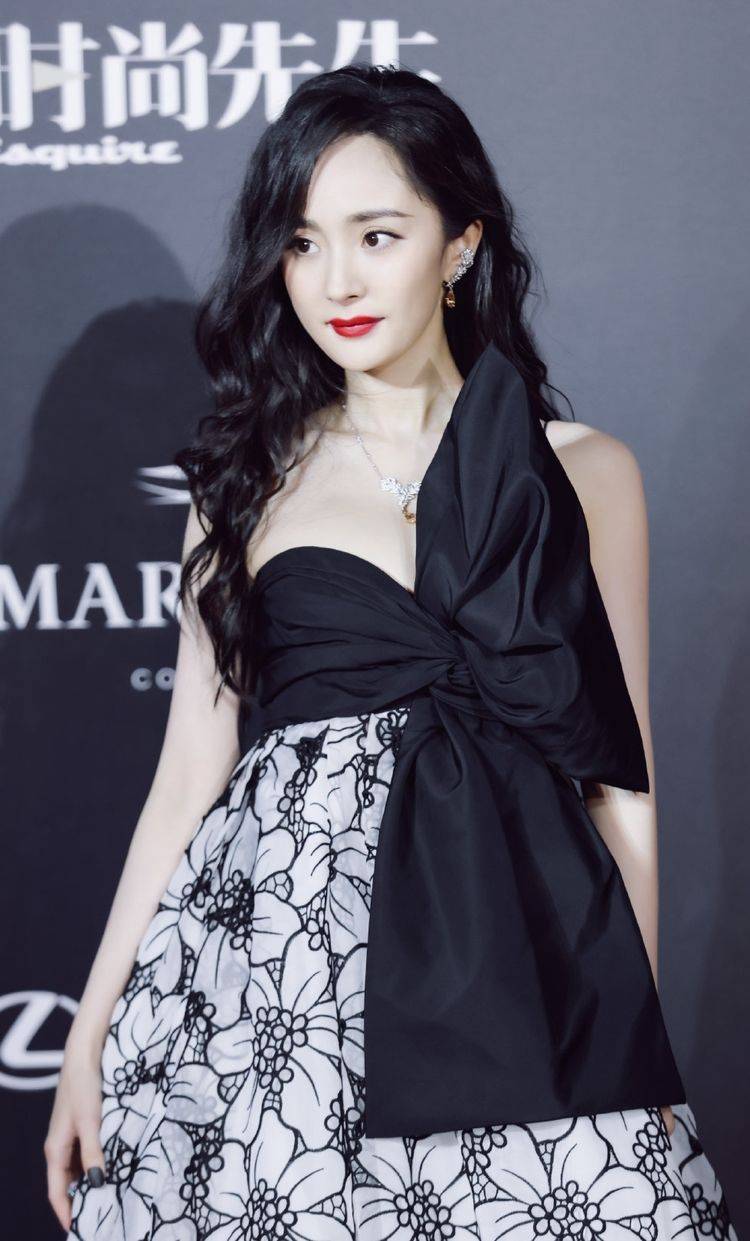 下半身 杨幂是真敢呐！上半身只穿个“蝴蝶结”，转身那刻摄影师狂按快门