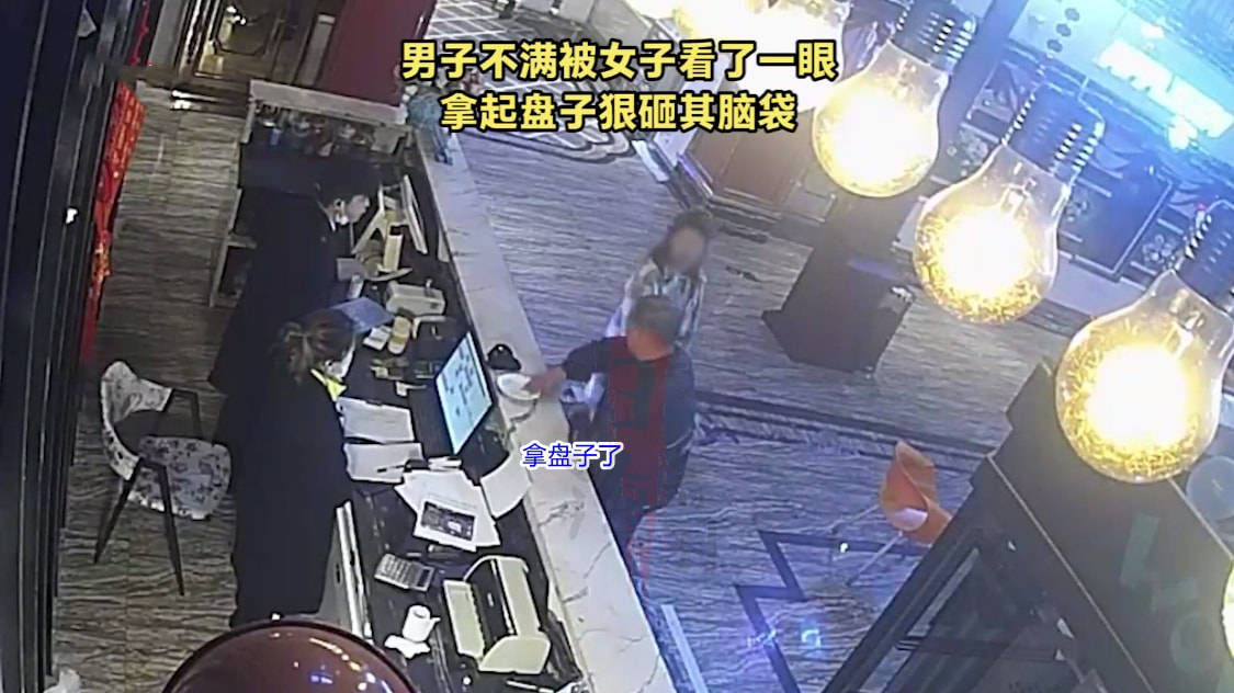 原创过分不满对方看自己四川一男子在ktv暴打女子连警察他都踹