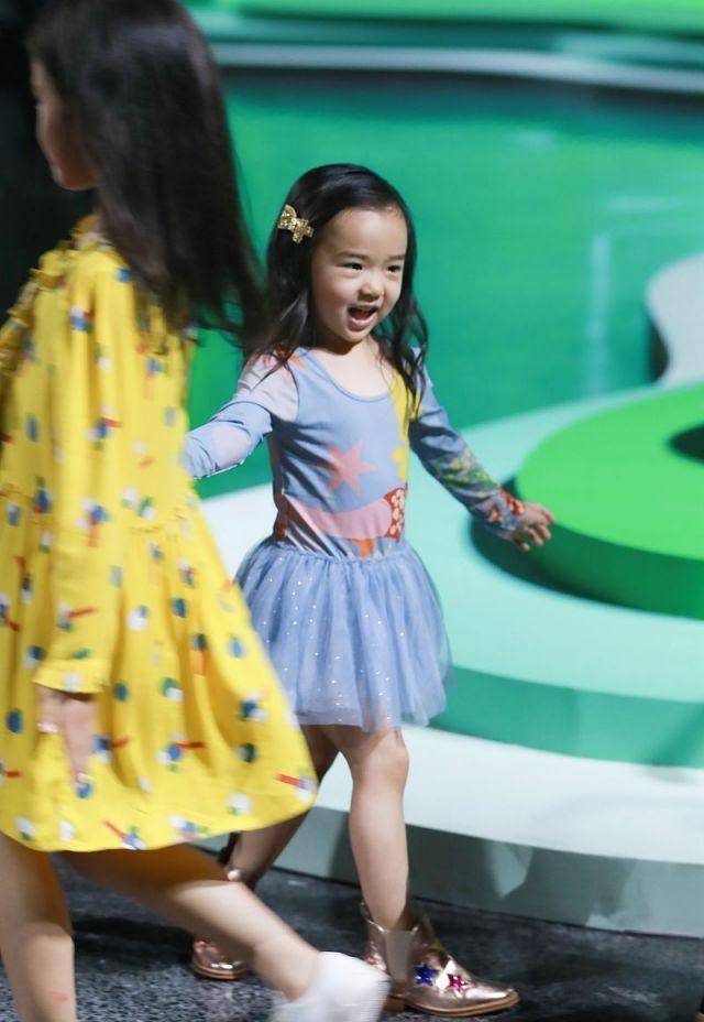 小家伙 董璇3岁女儿T台走秀，佟大为关悦携子捧场，青梅竹马同框超养眼