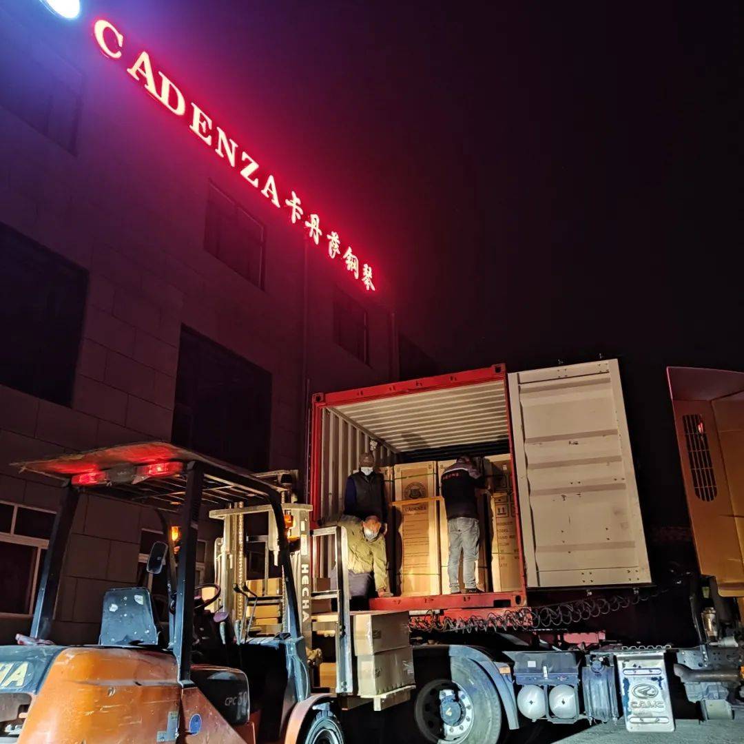 卡丹萨钢琴工厂装柜现场尤其温哥华的顾客朋友更是关注了中国品牌钢琴