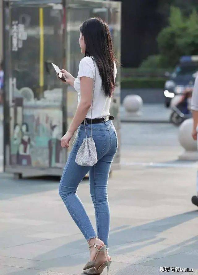 凹造型紧身牛仔裤高清 fd78c94142ce444e981c16abbede9d16.jpeg