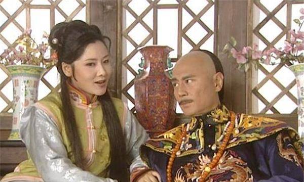 努尔哈赤小妾德因泽,告发大贝勒代善和大妃阿巴亥之间暧昧不清,闹得沸