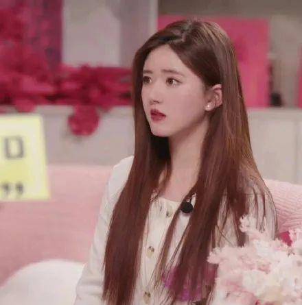 谢娜何炅难翻身 李易峰要结婚了 赵露思危机意识 新剧 乾隆 女主持 太阳信息网