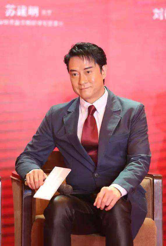 50岁港圈女神洪欣现身直播间带货,被嘲面部肿胀,胖了两个码_刘锡明