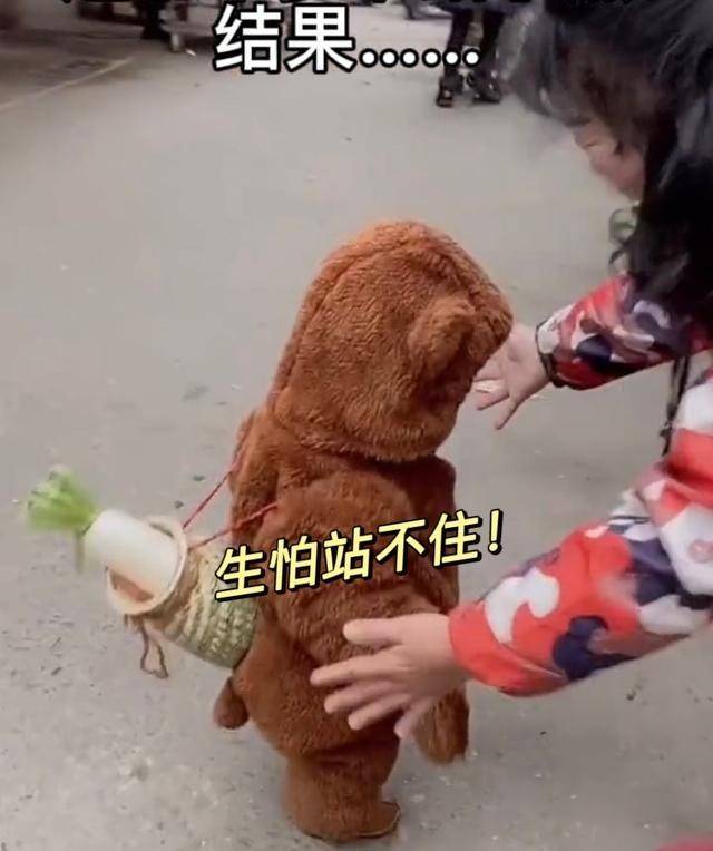 原創被一根蘿蔔乾翻的人類幼崽太可愛了賣菜阿姨笑得直不起腰來