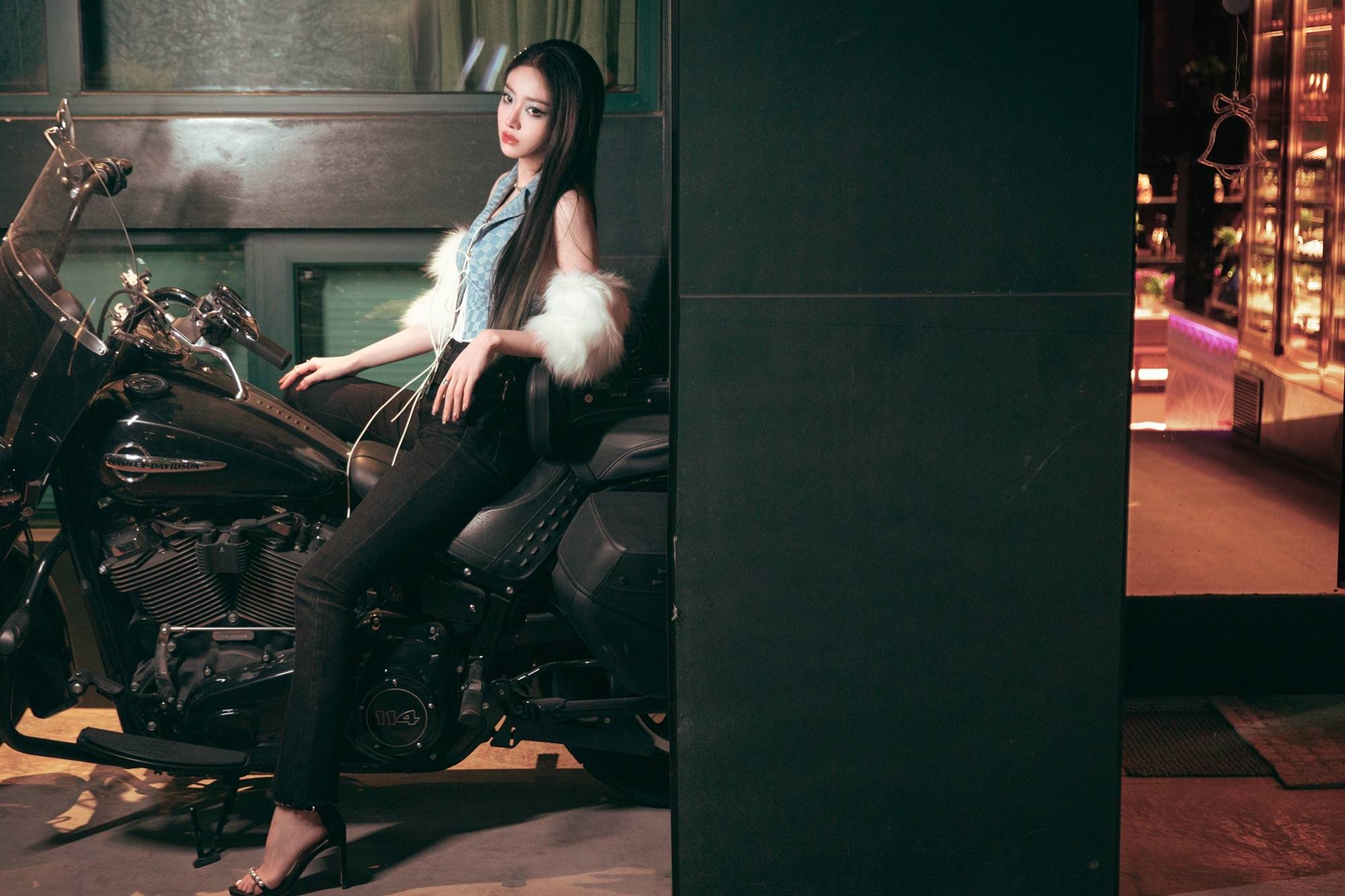 喻言y2k迷幻未来风造型好美无袖背心紧身裤高跟鞋机车性感辣妹