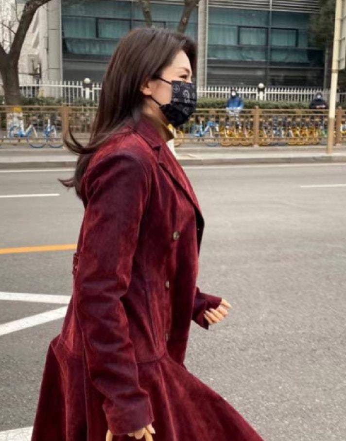 张小斐 春晚私服比拼：赵丽颖千元夹克可爱减龄，张小斐万元大衣输给宋茜