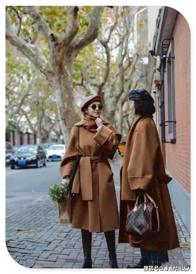 颜色 今年秋冬有种流行色叫“焦糖色”，温暖又气质，三木都很爱穿