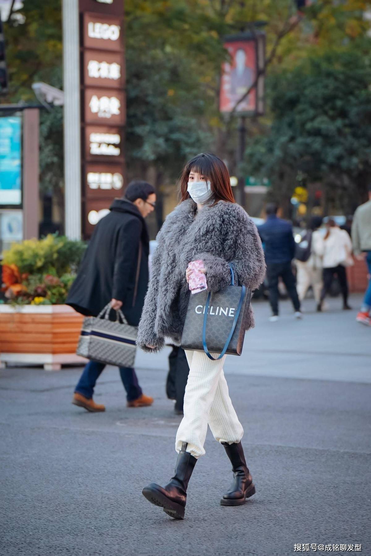 身材 精致女人更爱毛绒外套，高级贵气还好搭，用来过年凹造型更有品味