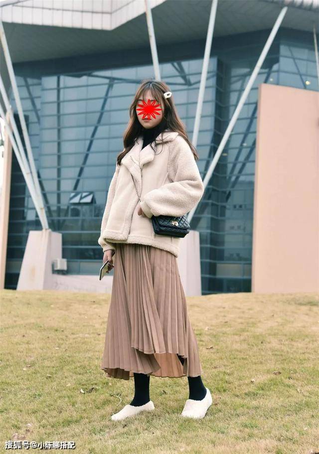 羊羔 羊羔毛+豆腐裤，羊羔毛+半身裙，冬季这样穿保暖又时髦