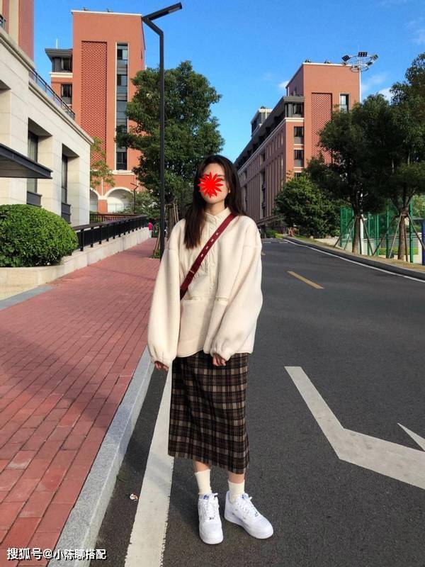 羊羔 羊羔毛+豆腐裤，羊羔毛+半身裙，冬季这样穿保暖又时髦