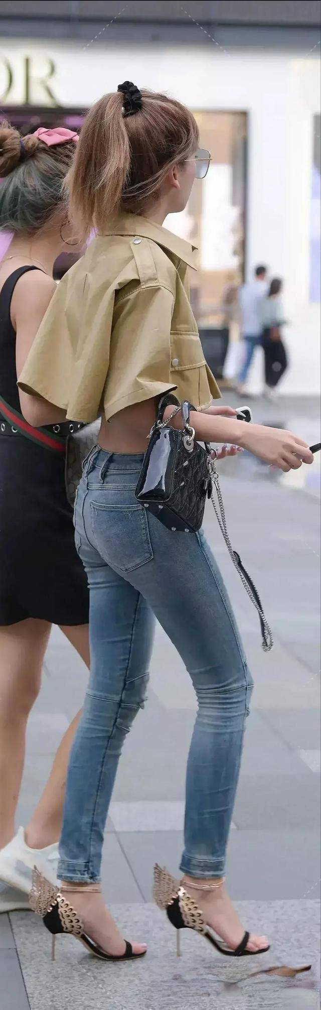 显得 收腹细腰瑜伽裤穿女性独特魅力，瘦削洋气，充满时尚感