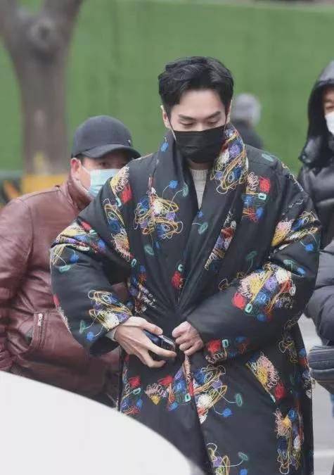 张小斐 春晚私服比拼：赵丽颖千元夹克可爱减龄，张小斐万元大衣输给宋茜