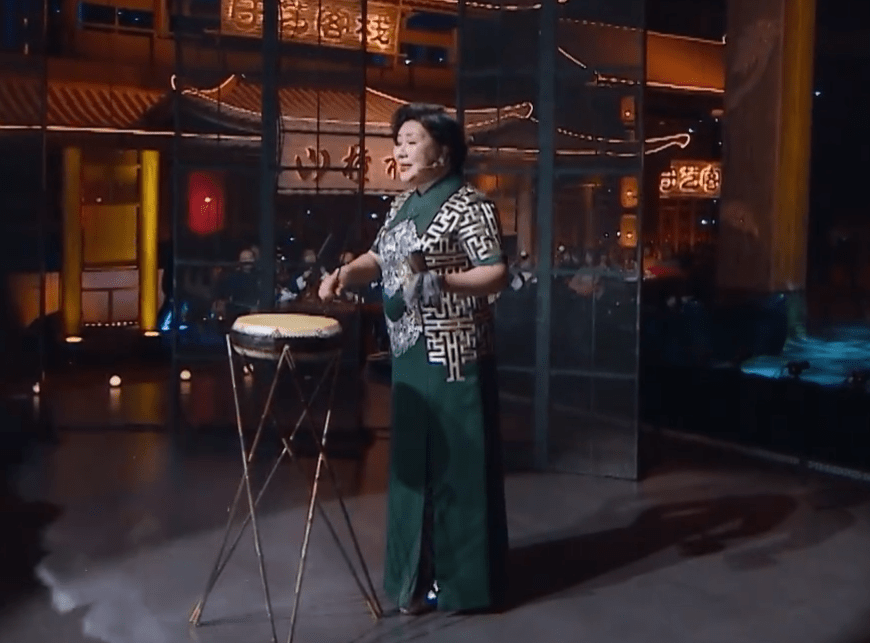 魅力 郭麒麟继母气质原来这么好，身材丰满但气韵足，45岁仍有名角气度