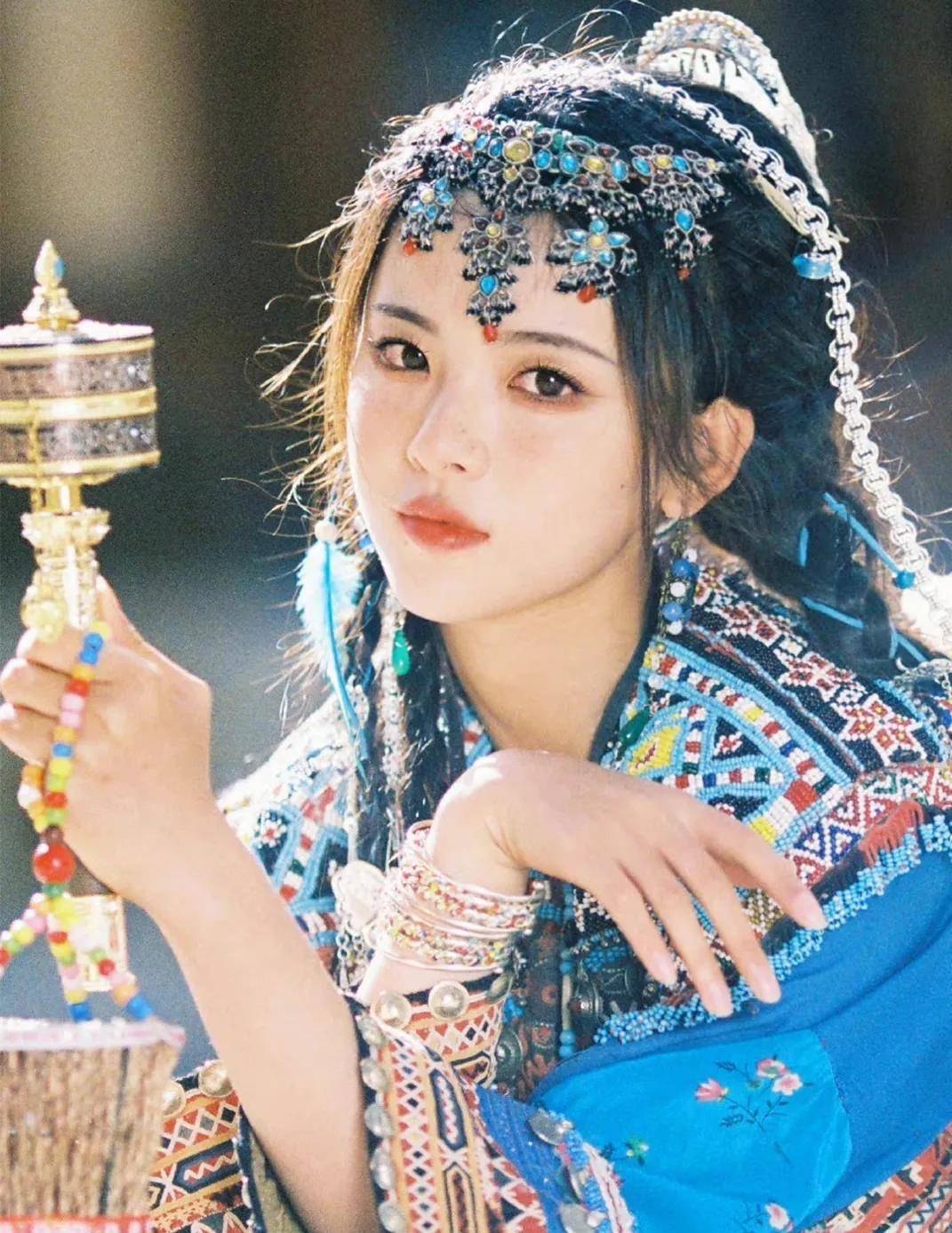 假发超越妹妹和各种女明星、博主们带火的换头效果发饰，都在这里