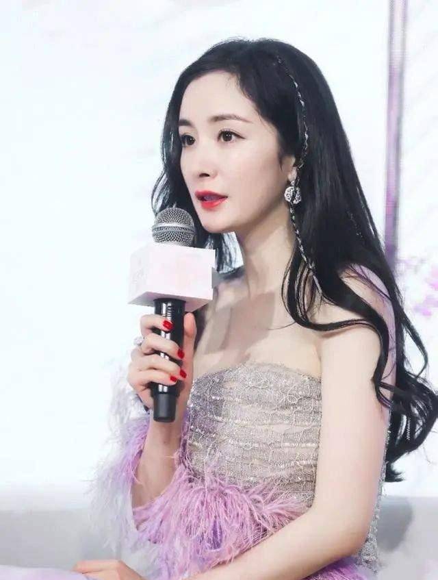 活动吉娜左右乱晃，赵露思鸵鸟颈，杨幂爱驼背，仪态短板滤镜也难救