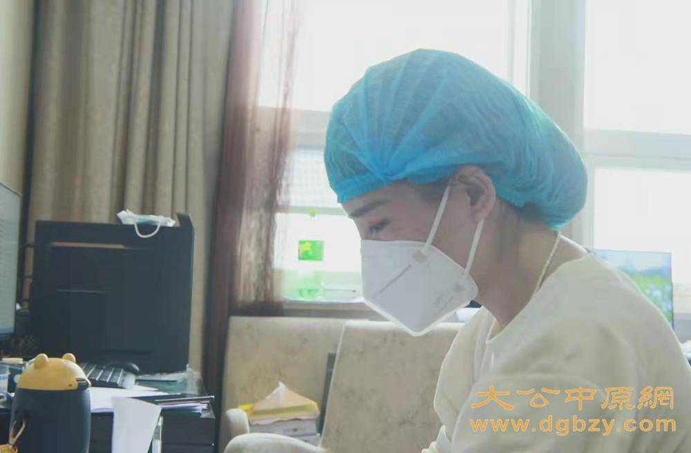 ""老婆,你辛苦啦,放心工作,家里有我呢,我和