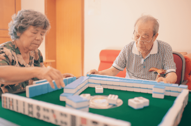 因为|奶奶跳舞，宝宝被拴着：父母再难，也要尽量远离这6种老人