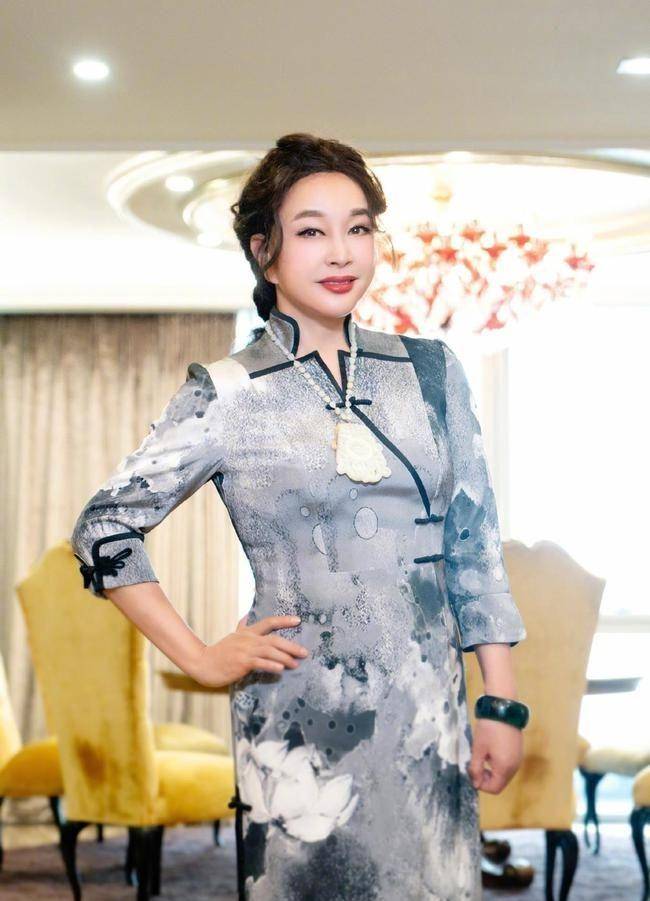 角色 68岁沉迷扮嫩，本想穿印花裙子彰显活力，被旗袍老奶奶碾压