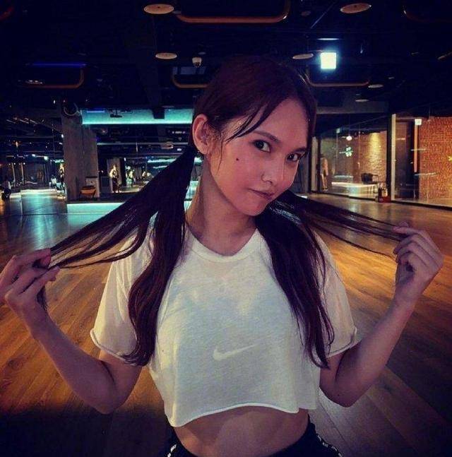 整体 杨丞琳私服穿搭指南：一袭紫色细格纹长裙，秒变青春少女