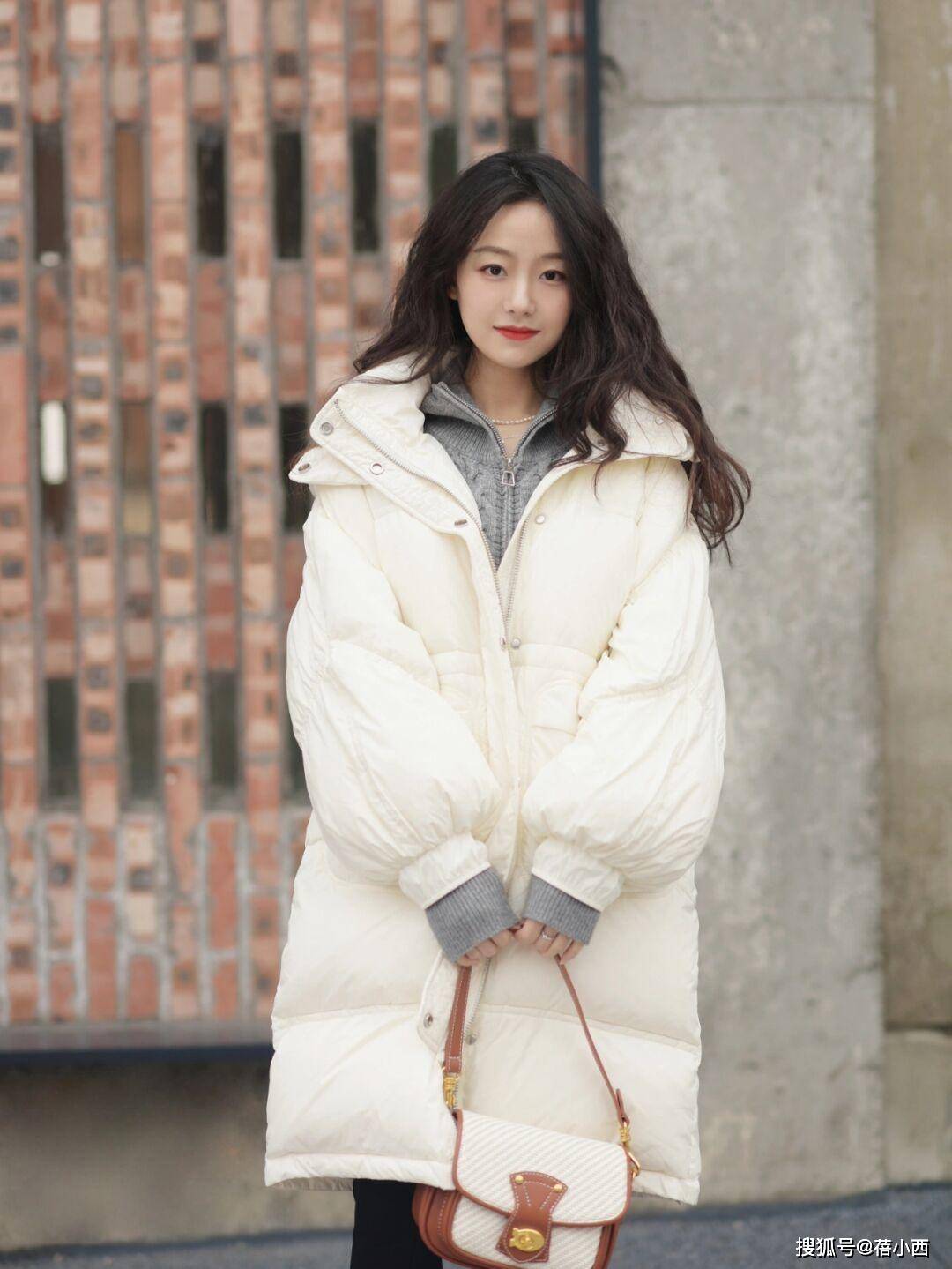 整体 深冬外套买精不买多,一件羽绒服足够!怎么穿都优雅年轻、显气质