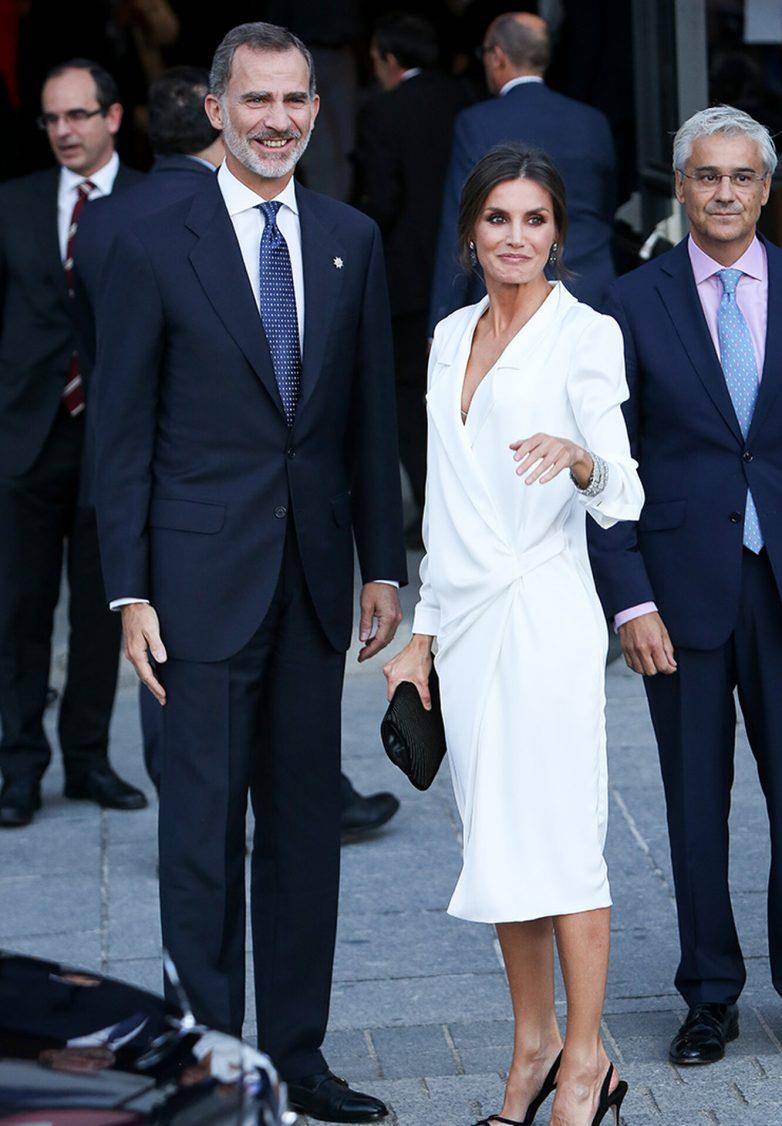 de 莱后带货太厉害，穿过的衣服立刻售罄，“莱蒂齐亚效应”持续发酵 。