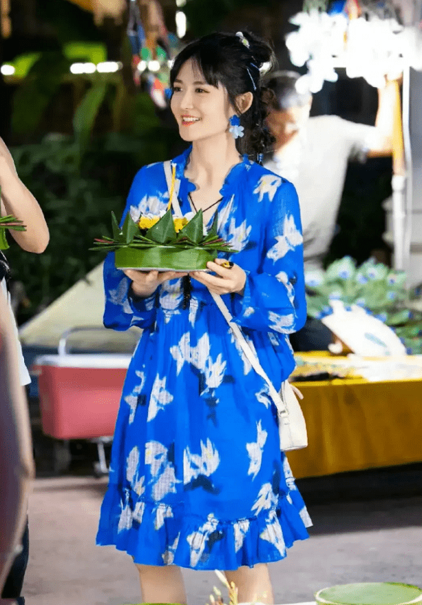 颜色 谢娜的照片是谁拍的，身高看着像1米3，但穿得很有学生气